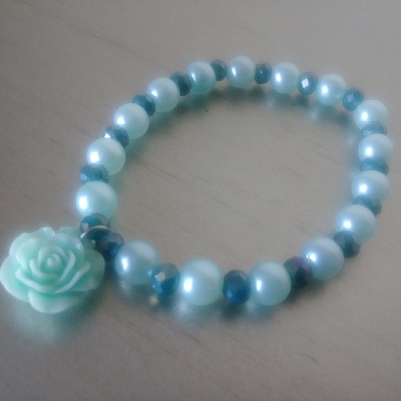 Handmade blue faux pearls and blue rose bracelet - Picture 3 of 3